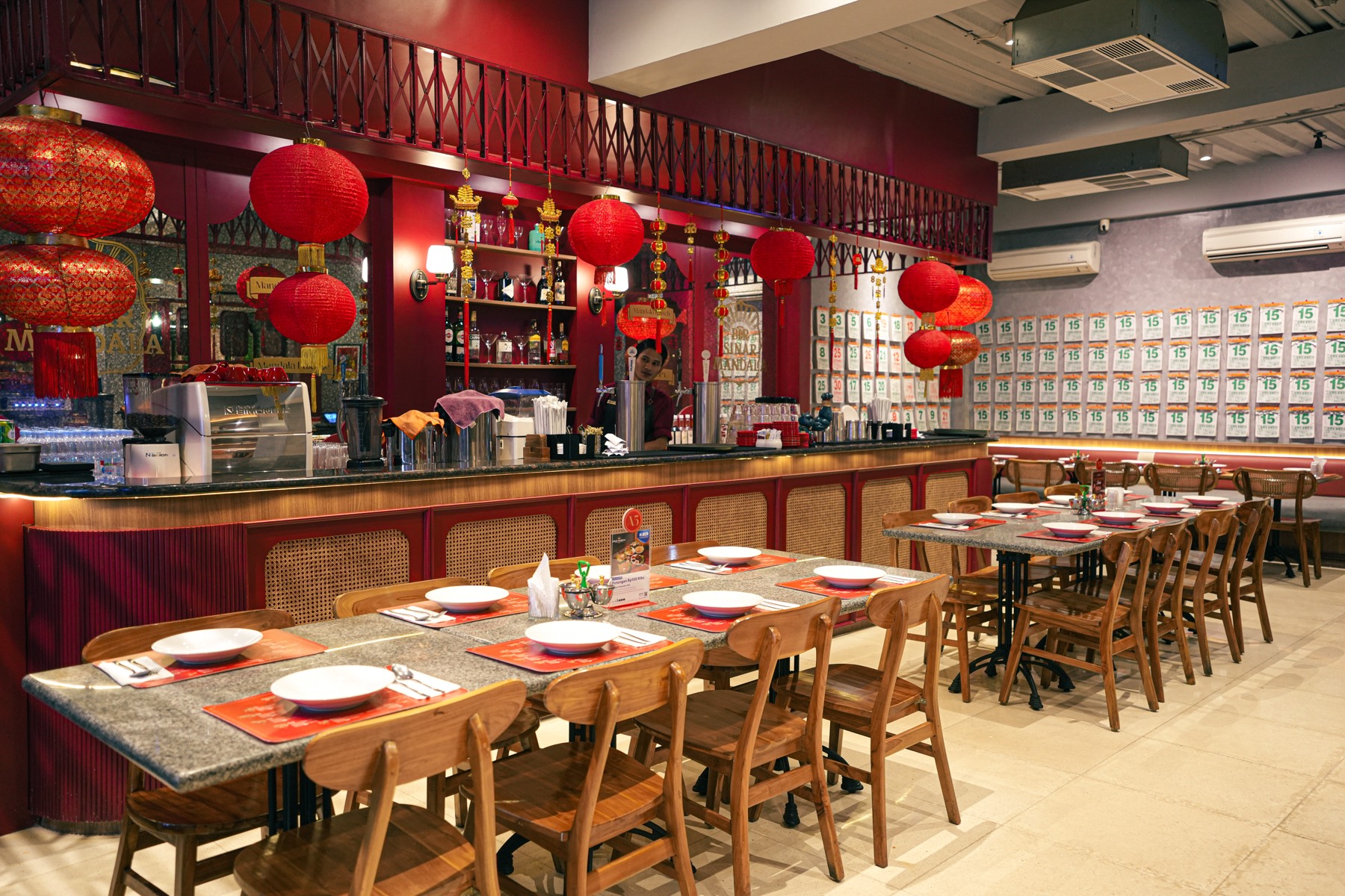 Area bar dan dining utama Sinar Mandala