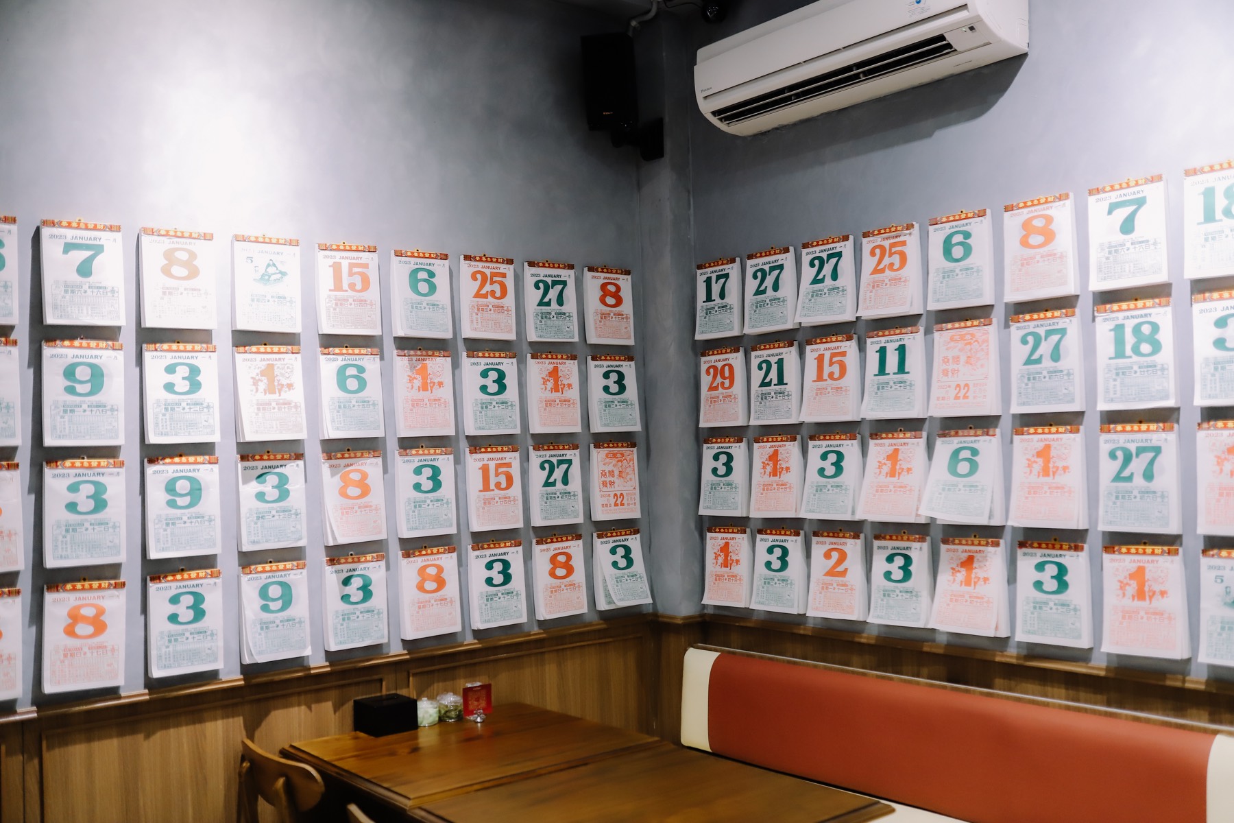 Sudut kalender dinding di Sinar Mandala