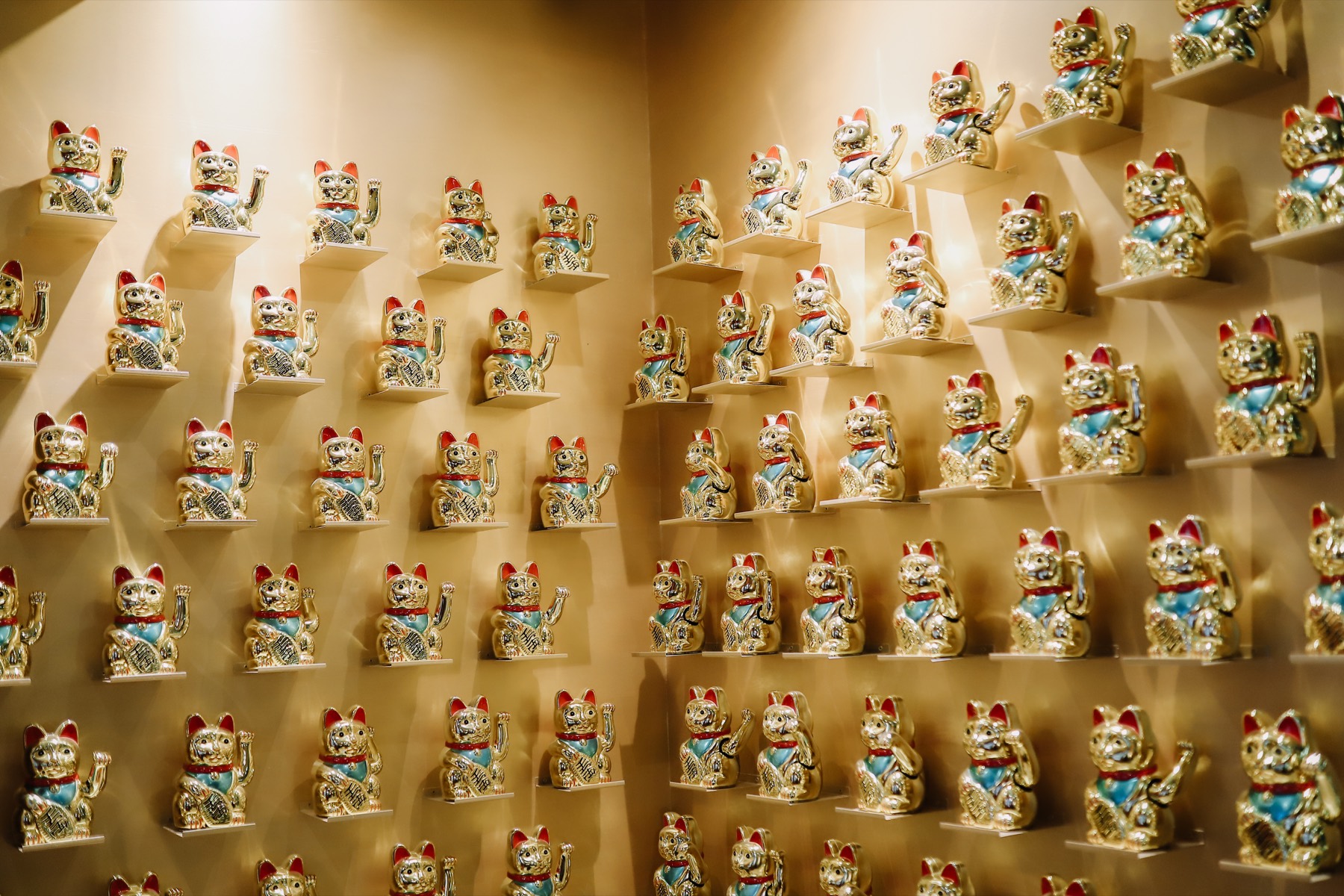 Koleksi maneki-neko di Sinar Mandala