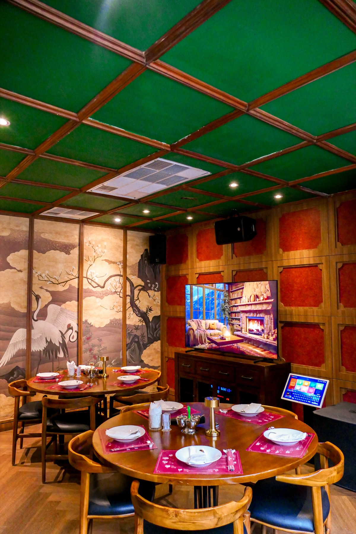 Sudut VIP room dengan meja bundar dan layar besar